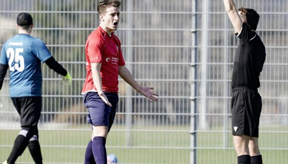 Eine Szene aus der vergangenen Saison zwischen dem FC Beringen (rot) und dem FC Embrach. Die Partie der 3. Liga fand an einem Samstag statt – mit einem Referee (in schwarz). Aktuell werden Spiele in dieser Liga unter der Woche gespielt. Bild: ALB