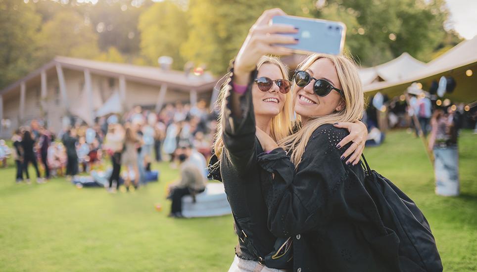 Ein perfektes Fotomotiv: Sabrina Usseglio (links) und Tiffany Gassner hielten die Erinnerung an die «Style am Rhein»-Dayparty mit einem Selfie fest. Bilder: Melanie Duchene