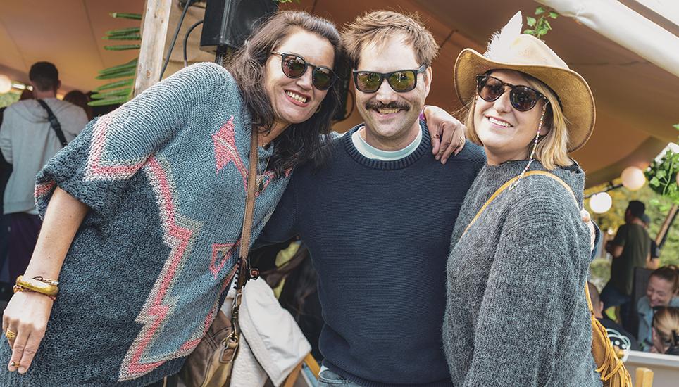 Camping und Rave: Silvi Schaadt (links) sowie Veronique und Martin Reich übernachteten nach dem Event im Toyota-Bus.
