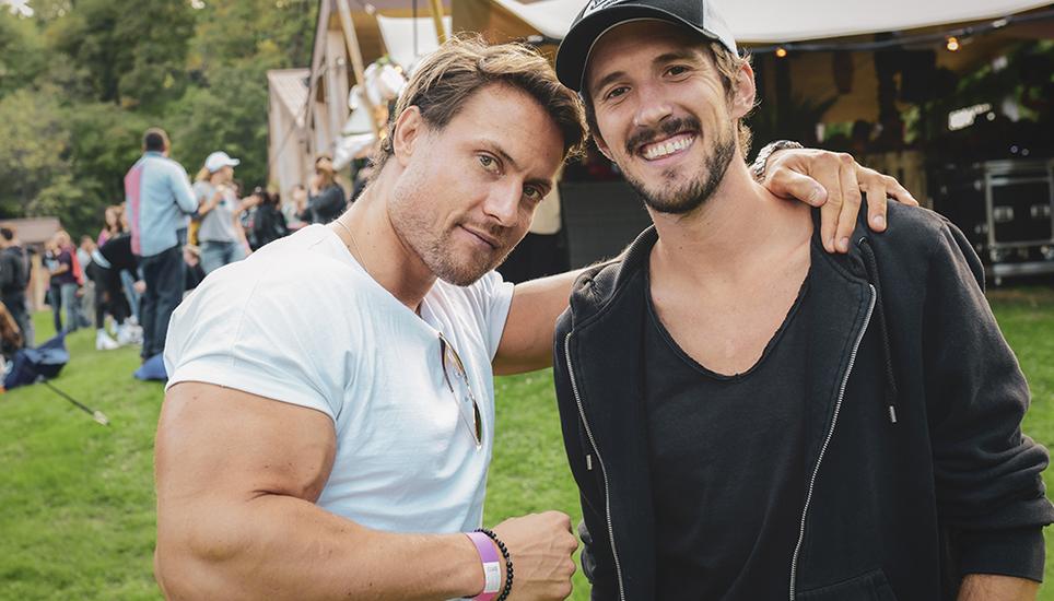 Starke Freunde: Max Lang (links) zeigte Joe Menz aus Bern das Schaffhauser Partyleben.