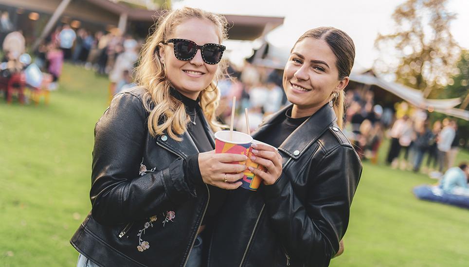 Laura Birrer (links) und Gloria Petraskovic liessen sich durch die Kälte die Stimmung nicht vermiesen.