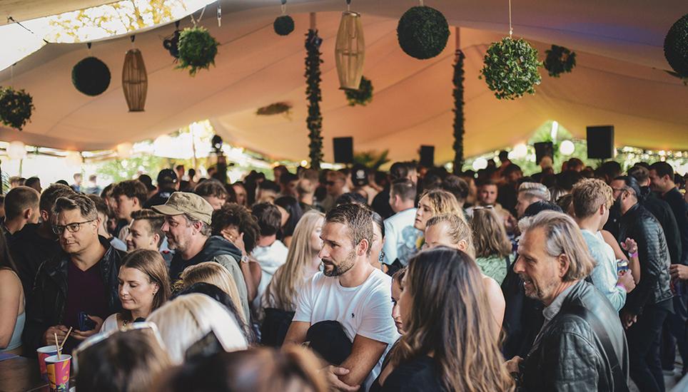 Gedrängt Tanzten die Besucherinnen und Besucher zur Musik.