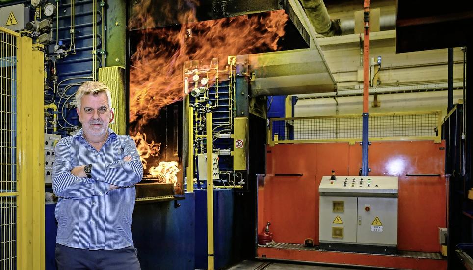 René Senn vor einem seiner Kammeröfen. Ohne dauerhafte Stromzufuhr nimmt die Anlage Schaden. Bild: Michael Kessler