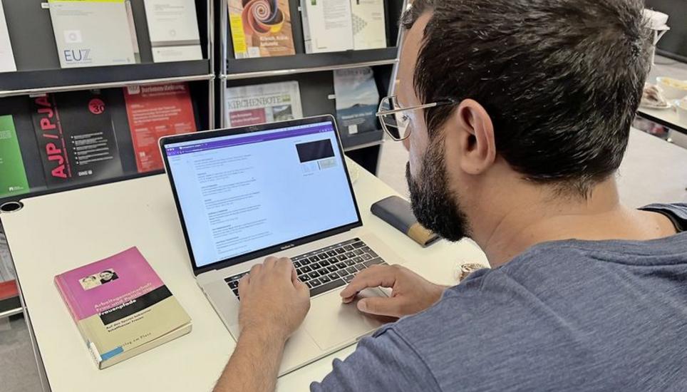 Samir Saad recherchiert für seinen Eintrag zu Margareta Maurer Fischer, von der Wikipedia noch nichts weiss. Bild: Tobias Bolli