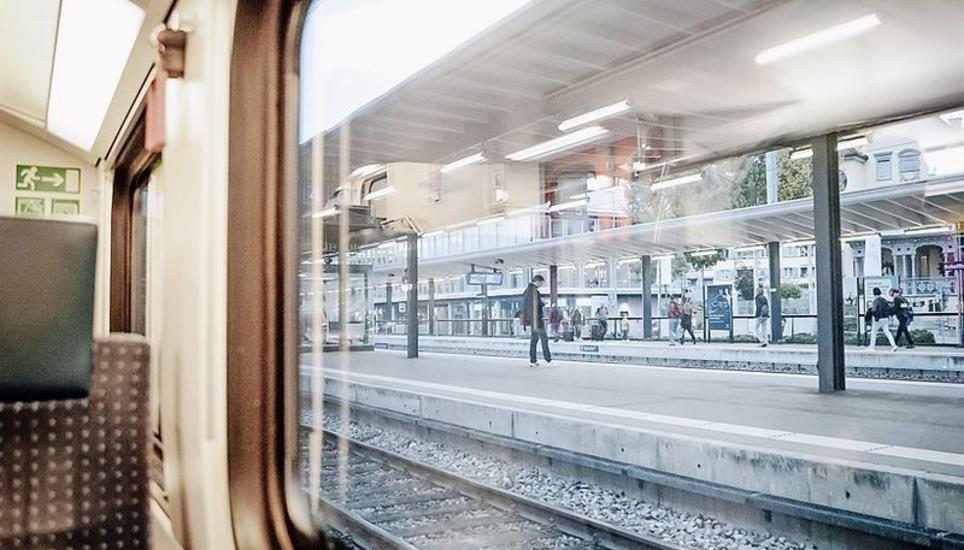 Ausblick aus dem Zug – wie Menschen ohne Sehbehinderung die Welt sehen.