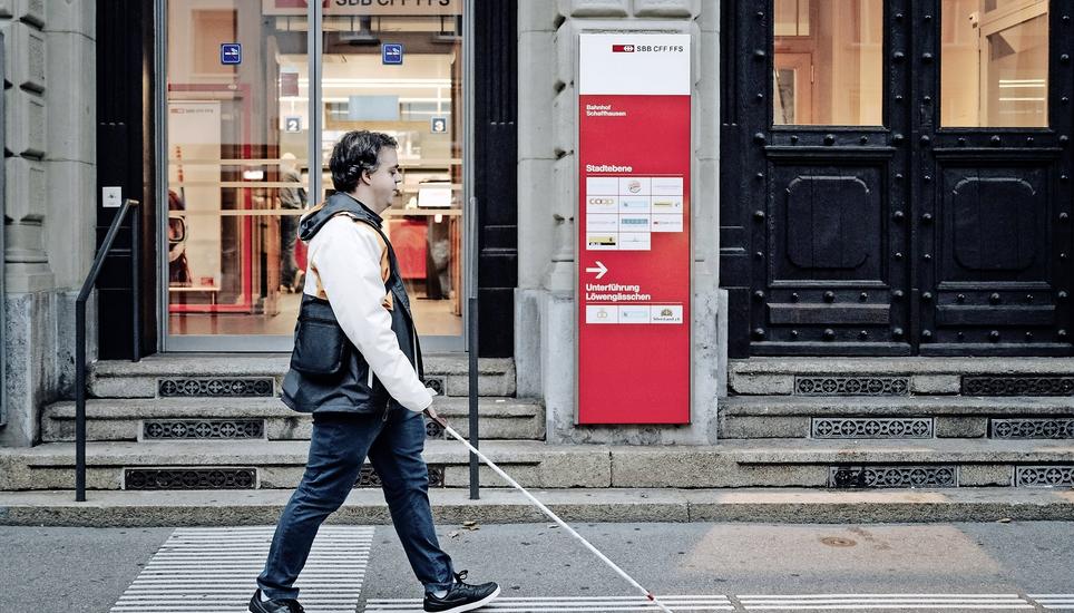 Am Bahnhof Schaffhausen finden sich Sehbehinderte dank der weissen Linien gut zu Recht.