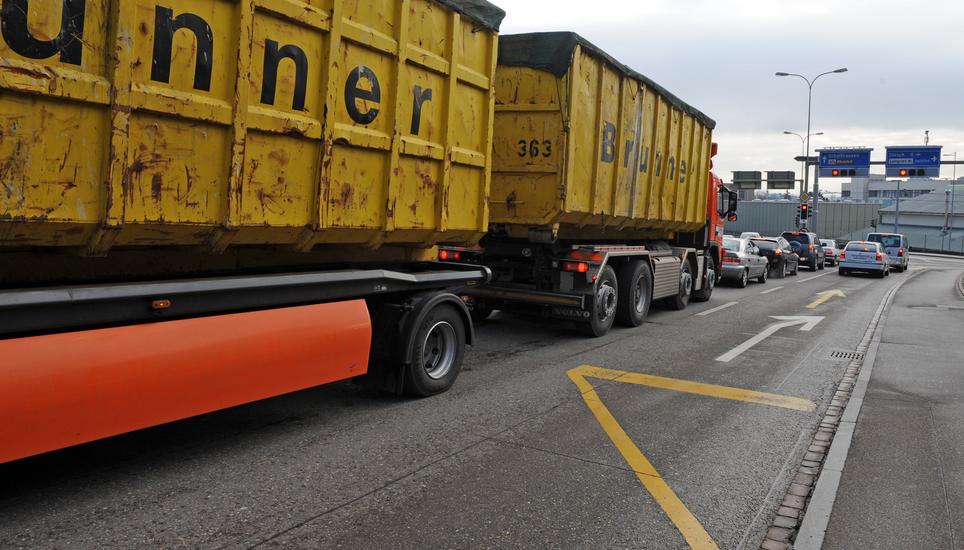 Am Neuhauser Verkehrsknoten Kreuzstrasse soll bald ein Kreisel entstehen. Bild: Selwyn Hoffmann