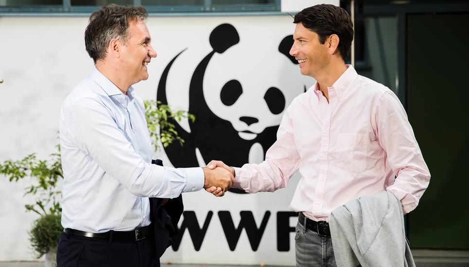 Samuel Sigrist (r.), CEO von SIG, und Thomas Vellacott, CEO des WWF Schweiz, unterzeichneten eine Partnerschaft. Bild: SIG