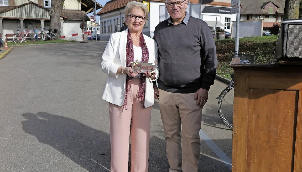 Neunkirchs Gemeindepräsident Ruedi Vögele überreicht Heimleiterin Manuela Reutimann den symbolischen Schlüssel zum neuen Altersheim. Bild: Rolf Hauser
