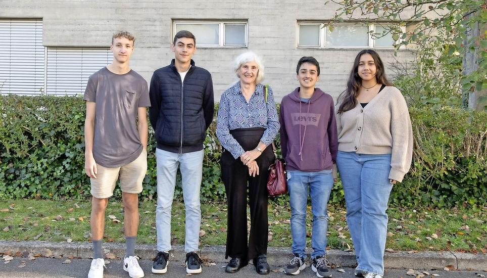 Anlässlich des Besuchs von Ann hat der Schulleiter einen Austausch zwischen ihr und den aktuellen Austauschschülerinnen und Austauschschülern organisiert. Bild: Sophie Nussli