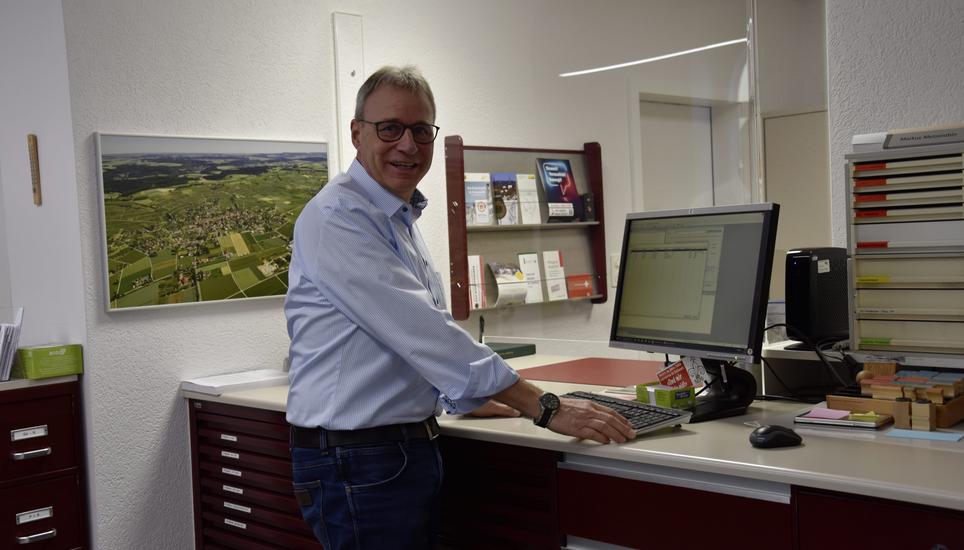In Hallau geht eine Ära zu Ende: Nach langer Amtszeit blickt der Gemeindeschreiber Hansueli Auer auf viele Änderungen zurück und geht gut vorbereitet in den neuen Lebensabschnitt, ohne etwas vermissen zu müssen. Bild: Sandy Hedinger