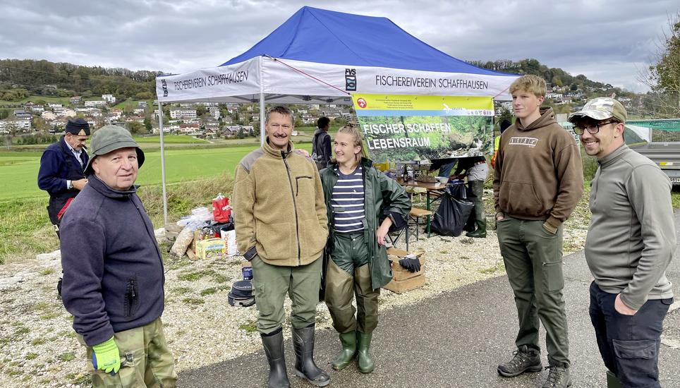 15 freiwillige Helfer des Schaffhauser Fischereiverbandes arbeiten an Wochenenden bei Wind und Wetter, damit die Fische in den Bach zurückkehren können. Bild: Gudrun Trautmann
