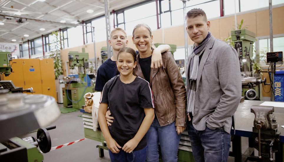 Familienbesuch: Die Eltern Mirjam und Thomas Stahl besuchten mit Tochter Amélie den Sohn Josias am Arbeitsplatz.