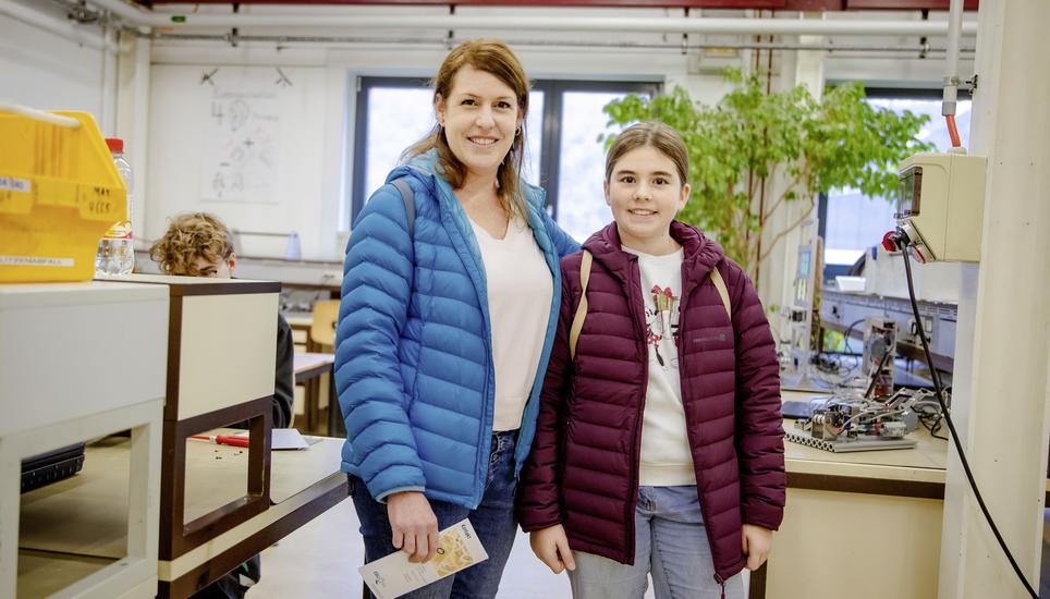 Auf der Suche: Noémie Winzeler kam mit Tochter Céline, welche sich über die technischen Berufe informierte.