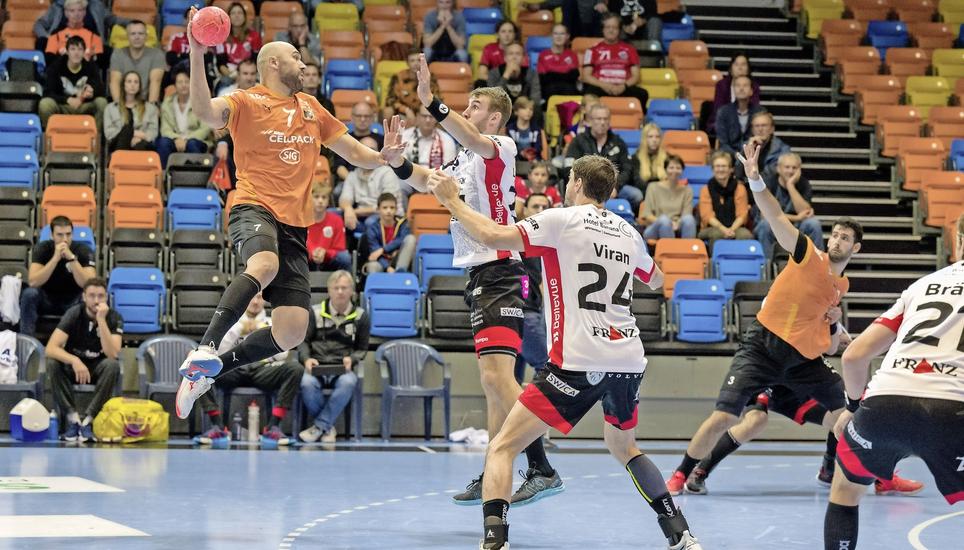 Die Kadetten um Joan Cañellas (mit Ball) sind im Derby gegen Pfadi Winterthur auf Wiedergutmachung aus. Bild: M. Deuring
