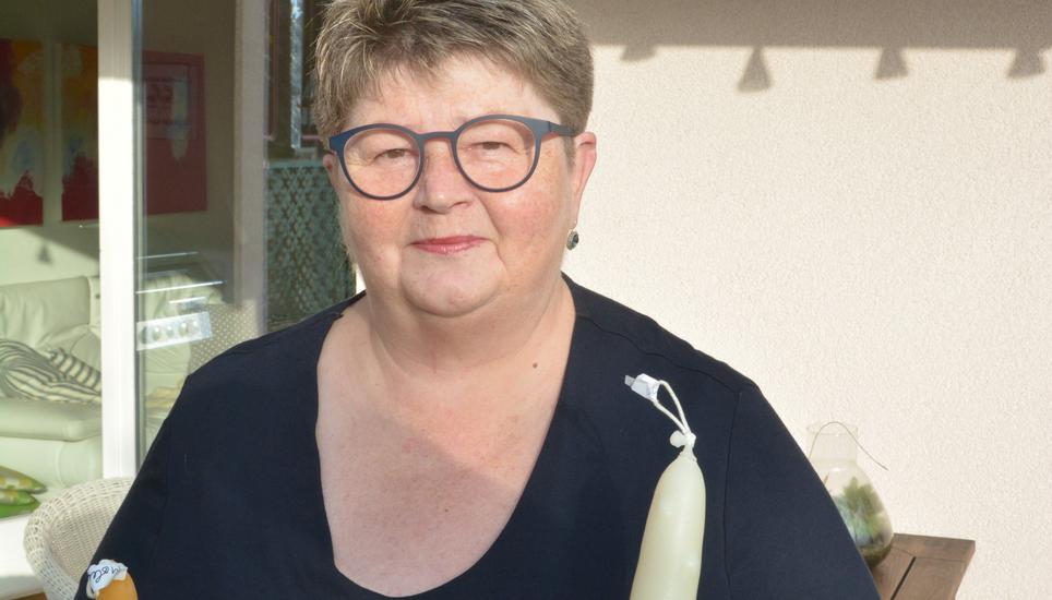 Für Marlene Wiese hat das Kerzenziehen eine meditative Wirkung. Bild: Sophie Nussli
