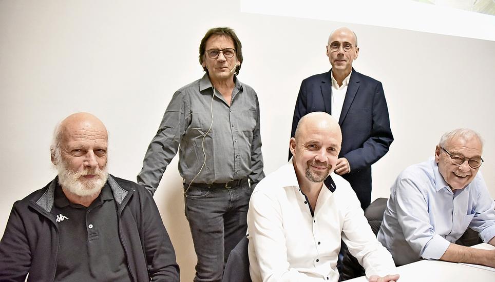 Gut lachen haben angesichts gesunder Finanzen (v. l.): Vize-Gemeindepräsident Marcel Koradi und Gemeindepräsident Peter Mathys sowie die Gemeinderäte Patrik Eicher, Roman Herter und Hans Rudolf Stör. Bild: Johannes von Arx
