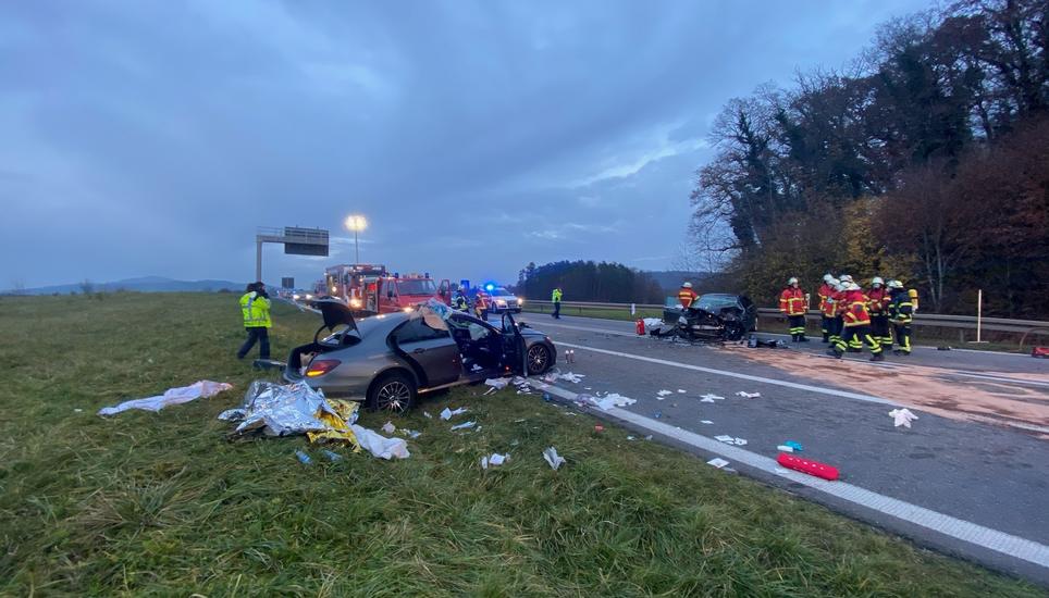 Um die beiden stark demolierten Autos kümmerte sich ein Abschleppdienst. Bild: zVg/Feuerwehr Singen
