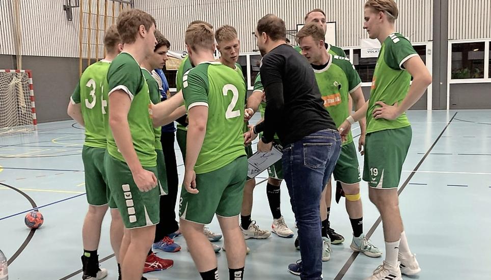Coach Rares Jurca stimmt sein Team auf die Schlussminuten ein. Bild: zVg/Pfader Neuhausen