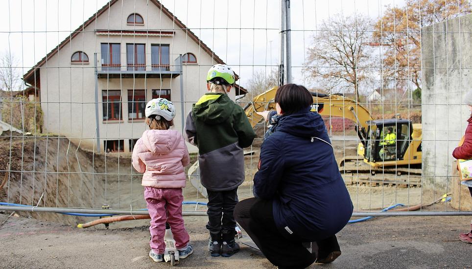Bauen für die Schüler von morgen: In Ossingen entsteht ein neues Mehrzweckgebäude. Bild: Mahara Rösli