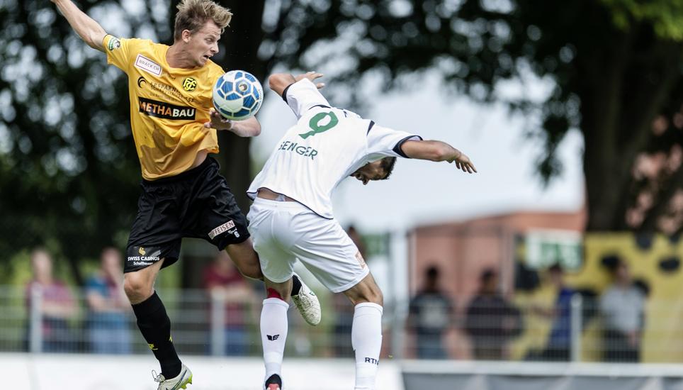 Knallharter Verteidiger: André Luis Neitzke (l.) ist nicht der typische Brasilianer, sondern für seine rustikale Spielart bekannt. Aber auch seine Landsleute an der WM haben erkannt, dass es eine gute Defensive braucht, will man Erfolg haben. Bild: Keystone
