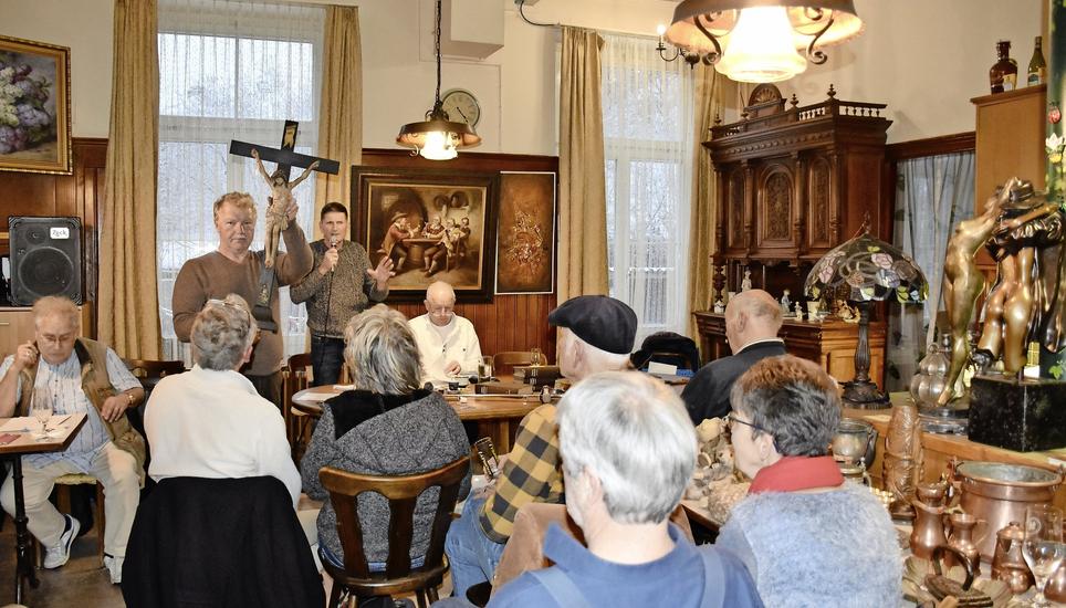 Der professionelle Auktionator Pirmin Dähler preist an der «Fortuna»-Auktion von Albin Brüllhardt (sitzend) ein Kreuz aus Süddeutschland an. Bild: Margrith Pfister-Kübler
