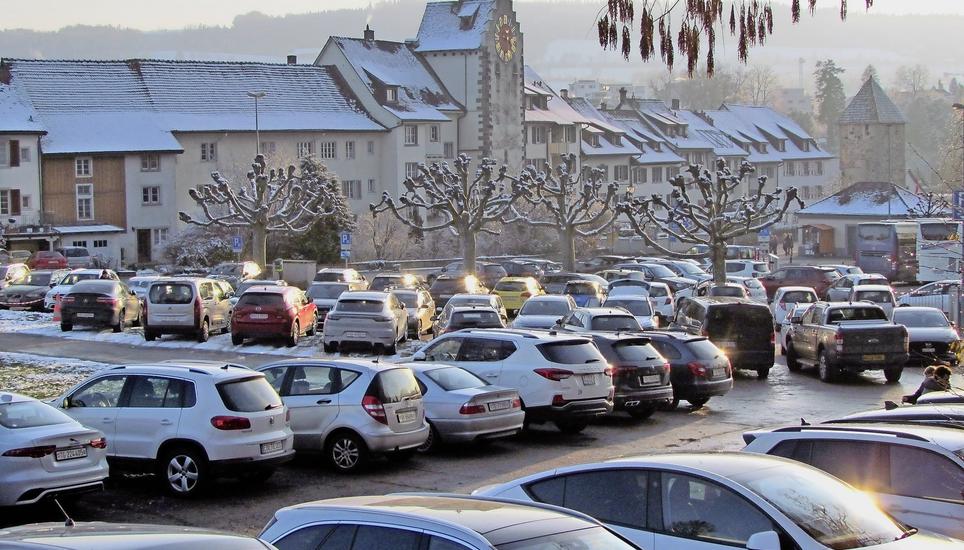 Der Parkplatz Undertor Nord fasst 141 Fahrzeuge und ist der grösste in Stein. Wer nicht früh genug da ist, bekommt an den Märlistadt-Wochenenden kaum noch einen Platz. Bilder: Ernst Hunkeler