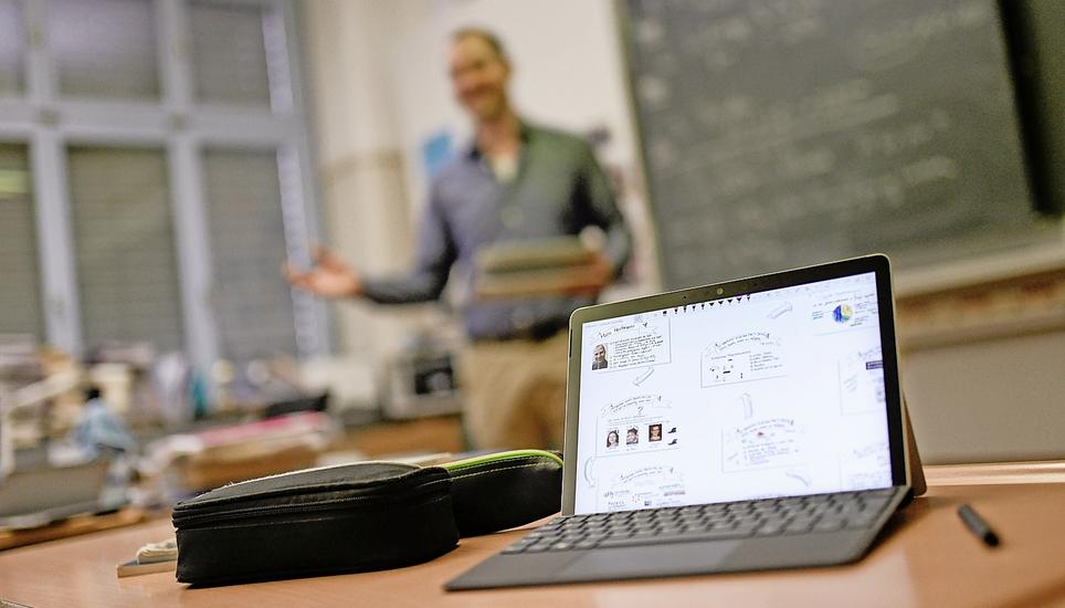 Schon früher als vom Kanton vorgegeben, nämlich bereits ab der 3. Klasse, soll Steiner Schülern ein persönliches mobiles IT-Gerät zur Verfügung stehen. Bild: Melanie Duchene