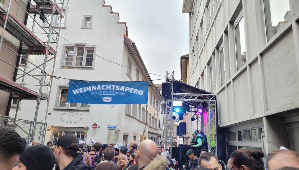 Jedes Jahr am 24. Dezember gibt es in der Schaffhauser Altstadt einen grossen Weihnachtsapéro (Archivbild von 2022). Bild: SN-Archiv