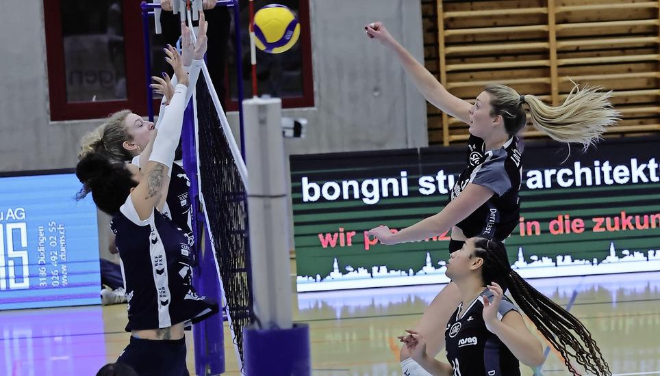 Mittelblockerin Molly Lohmann (r.) bei einem Angriff gegen den Düdinger Block. Bild: Werner Schläpfer