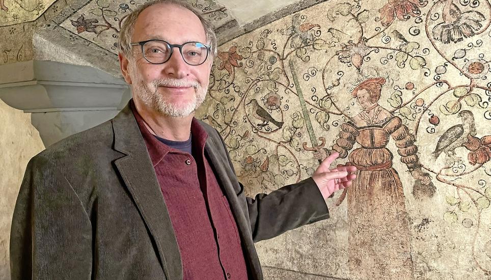 Felix Graf zeigt auf das Fresko in der Zunftstube zum Kleeblatt, auf der die kriegerische Massageten-Königin Tomyris mit Schwert und einem Kopf zu sehen ist. Auch die römische Tugendheldin Lucretia ist verewigt. Bild: Gudrun Trautmann