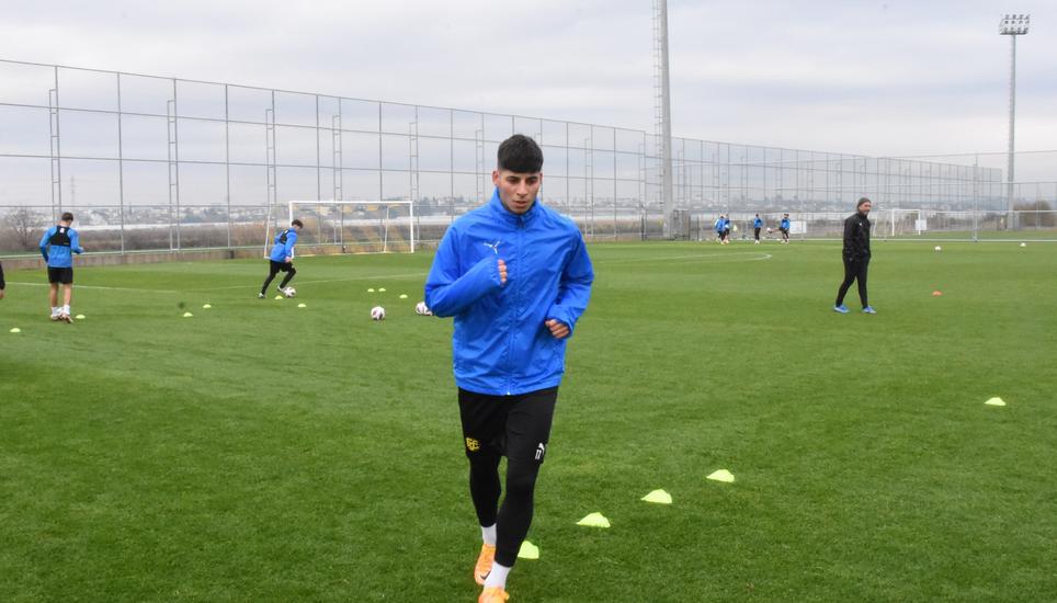 Der erst vor kurzem verpflichtete Mittelfeldspieler Harun Alpsoy ist auch im Trainingslager dabei.