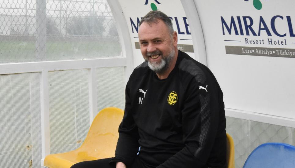 Der lachenende Goalietrainer Paolo Cesari.