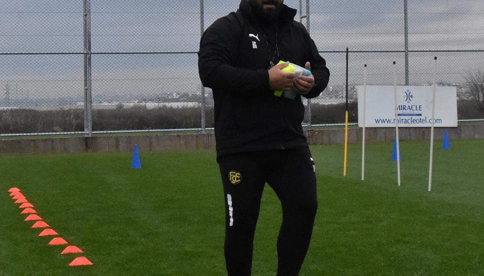 Der Athletiktrainer Harun Gülen schlaucht die Fussballer.