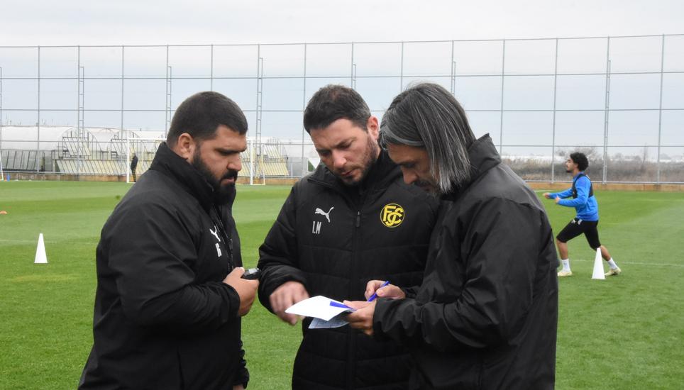 Der Trainerstab unter sich (v.l.): Athletiktrainer Harun Gülen, Co-Trainer Selcuk Sasivari und FCS-Headcoach Hakan Yakin stecken die Köpfe zusammen. Bilder: Tobias Erlemann