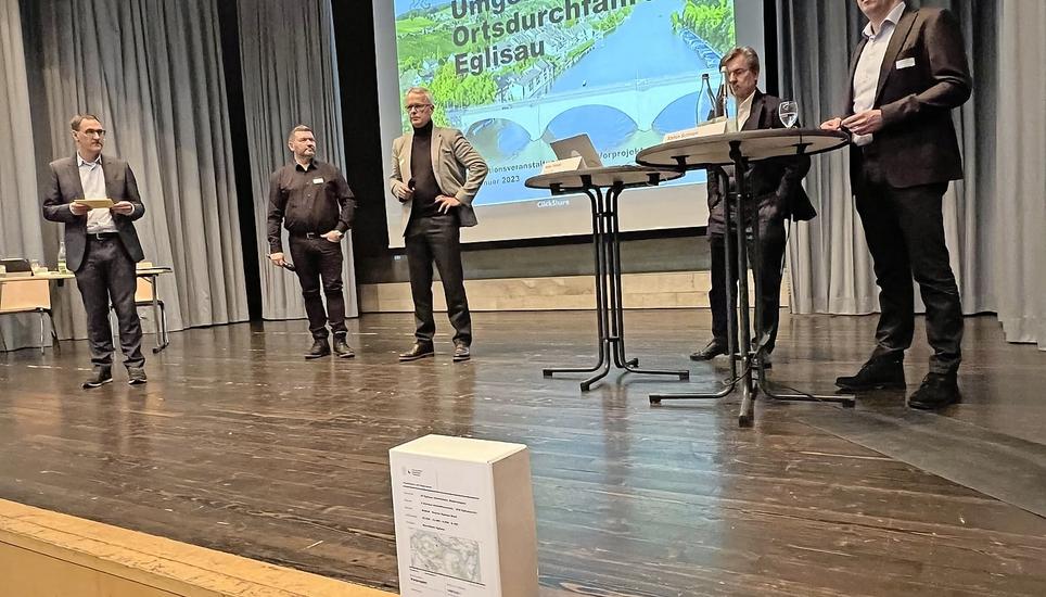 Sie stellten sich den Fragen des Publikums (v. l. n. r.): Moderator Kay Schubert, Gemeindepräsident Roland Ruckstuhl, Gemeinderat Felix Baader, Ingenieur Andy Tomasi und Projektleiter Stefan Schmon. Bild: Mirza Hodel