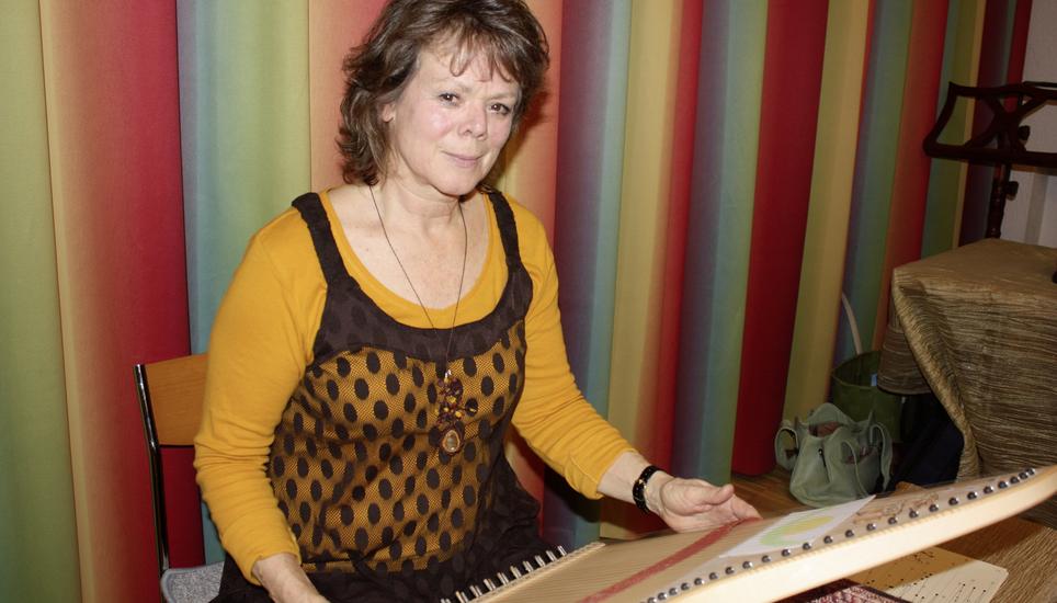 Die Erzählerin Olga Lehner mit ihrer Harfe. Bild: Nicole Peter