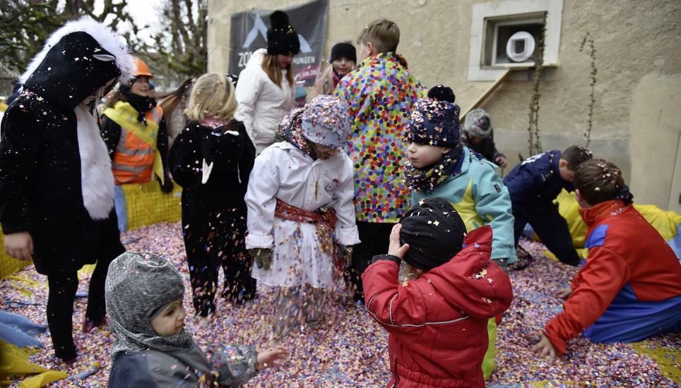 Die Kinderfasnacht im Städtli wurde von zwei Guggen und ganz viel Konfetti begleitet.