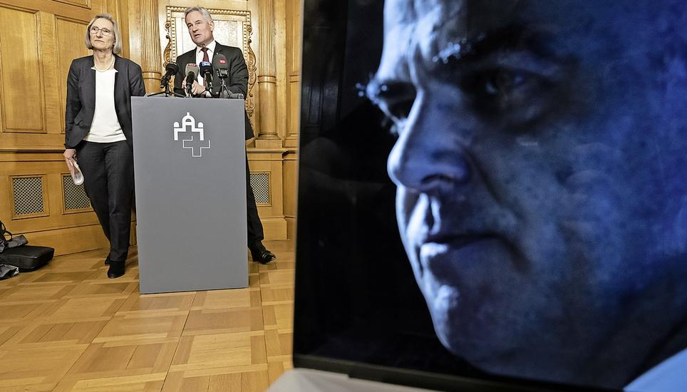 GPK-Präsident Matthias Michel (FDP) spricht neben Prisca Birrer-Heimo (SP). Bild: Keystone