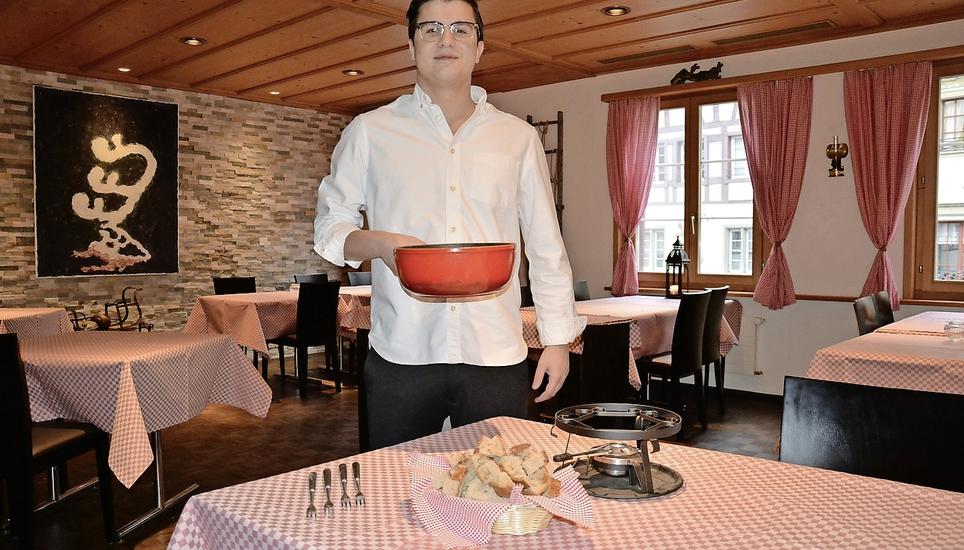 Luka Baratovic tischt im neuen Fondue-Stübli der Steiner «Ilge» auf. Bild: Thomas Martens