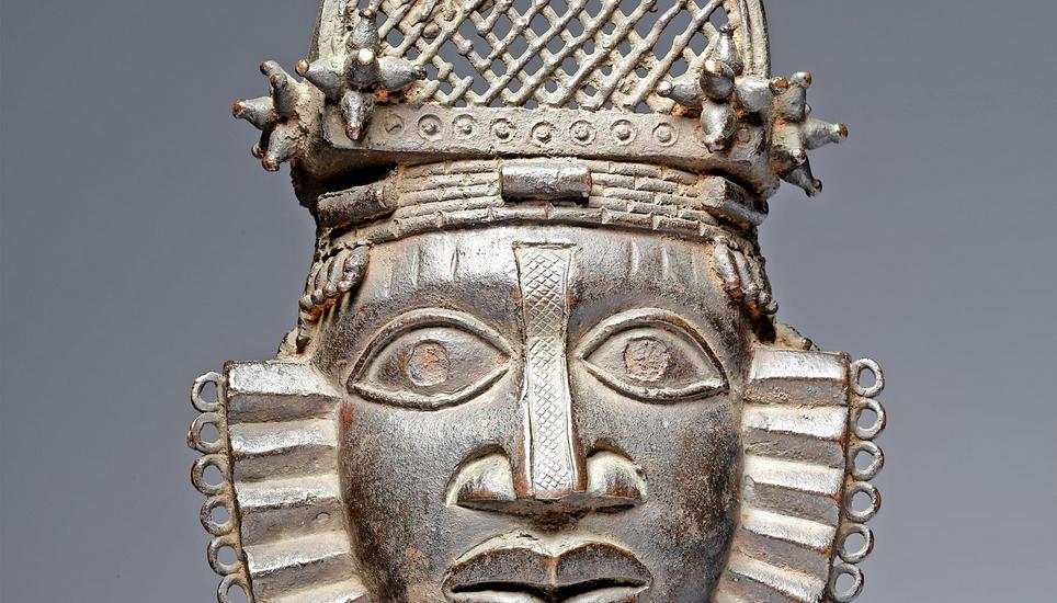 In der Sammlung im Museum Rietberg Zürich: Gürtelmaske, Werkstatt des Hofes von Benin, gilt als geplündert und als Raubkunst. Bild: © Museum Rietberg