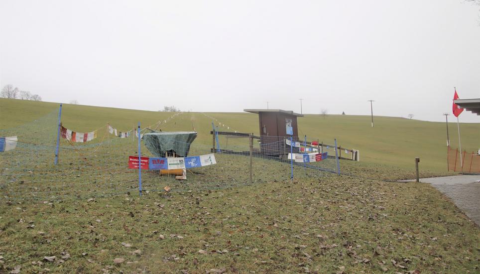 Lift steht, Schnee fehlt und trotzdem ist die Skihütte einen Besuch wert. Bild: Roland Müller