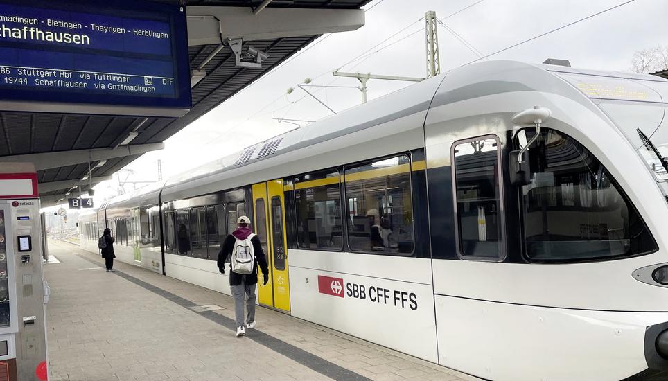 Im Singener Bahnhof wartet ein Rhyhas um 14.30 Uhr auf die Abfahrt nach Schaffhausen. Die Fahrgäste sind begeistert vom Platzangebot und der Sauberkeit – und die Befragten loben auch die Pünktlichkeit. Bild: Gudrun Trautmann