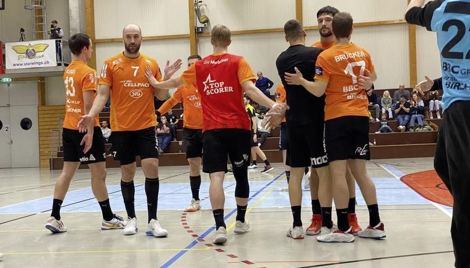 Beruhigt und zufrieden: Die Kadetten-Spieler haben eben gegen Basel mit 38:37 gewonnen. Bild: zVg/Max Böni