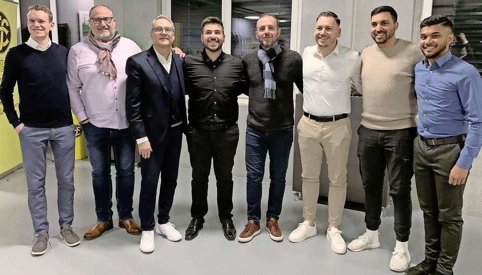 Der neu gewählte und gut gelaunte Vorstand der Schiedsrichtergruppe Schaffhausen (v.l.n.r.:) A. Lanz, G. Marchetto, M. Furlan, E. Ince, M. Hamiti, N. Jurosevic, M. Beutel und A. Gnanakaran. Bild: zVg/ Guiseppe Monserrato