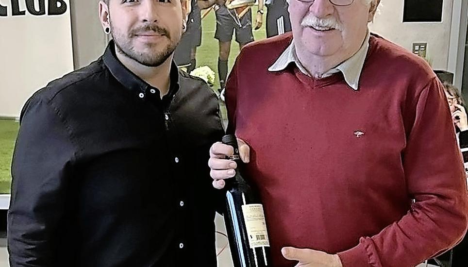 Ehrung für 35 Jahre (v.l.): E. Ince (Obmann) und E. Gnädiger (Jubilar). Bild: zVg