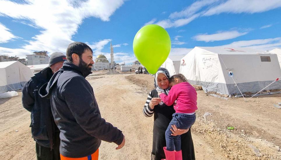 Ein Luftballon als kleiner Lichtblick in einem Zeltdorf. Links im Bild ist der Schaffhauser Hasan Canan zu sehen. Bilder: zVg