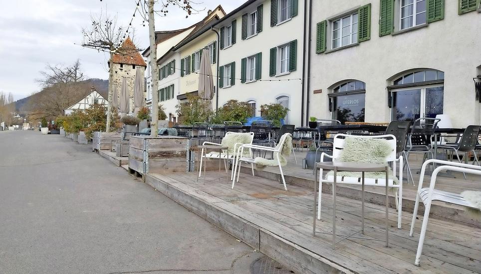 Die Gastro-Podeste an der Steiner Schiffländi durften nur mit einer Ausnahmebewilligung erstellt werden. Bild: Thomas Martens