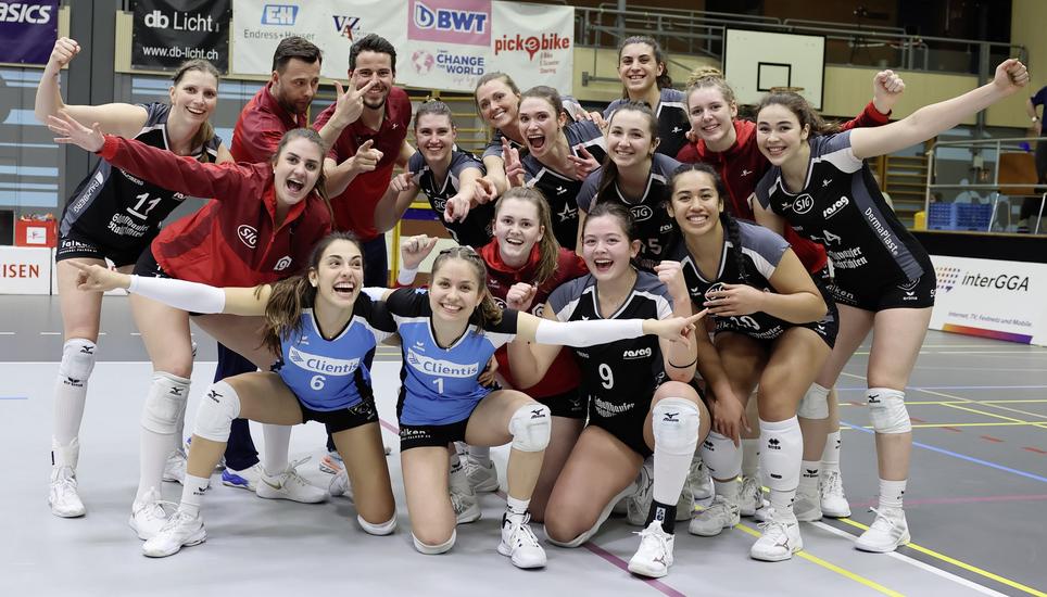 Gute Stimmung: Die Kanti-Spielerinnen jubeln nach ihrem Erfolg gegen Aesch- Pfeffingen. Bild: Werner Schläpfer
