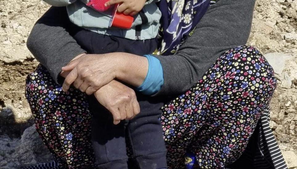 Ein Moment der Freude in einem der Zeltdörfer in Adıyaman: Eine Frau und ein kleines Kind schauen anderen Kindern beim Spielen zu. Rechts ein Bild, das in einem der abgelegenen Dörfer entstand, welche die Schaffhauser Helfer besuchten. Bilder: zVg